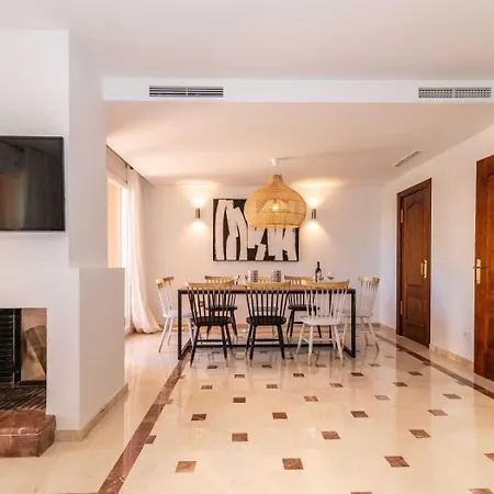 Vacation I El Calvario Villa, Cinema, Pool, Andalusian Garden, Top Location In Old Town 别墅 马尔韦利亚
