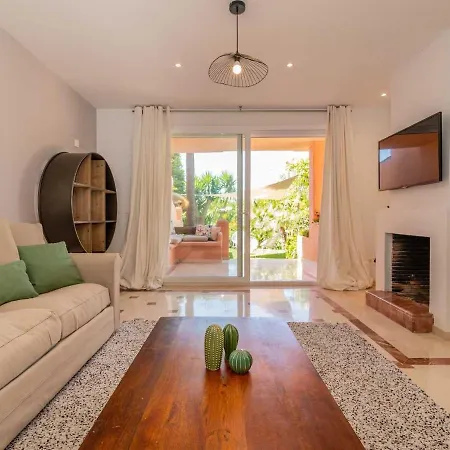 Vacation I El Calvario Villa, Cinema, Pool, Andalusian Garden, Top Location In Old Town * Μαρμπέλλα