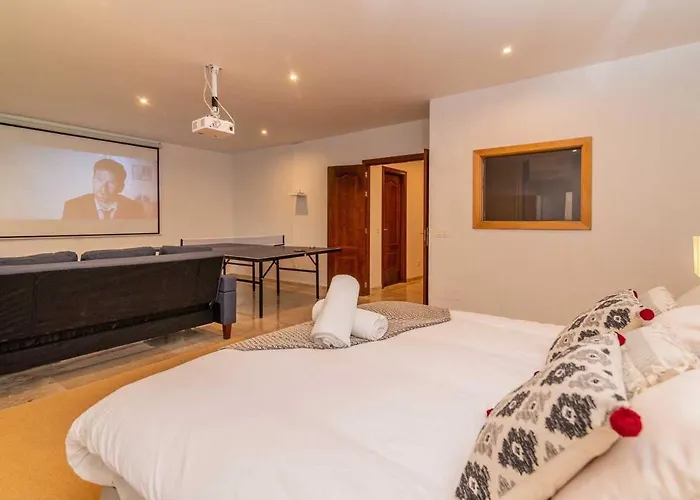 Vacation I El Calvario Villa, Cinema, Pool, Andalusian Garden, Top Location In Old Town Villa Marbella